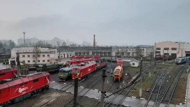 Локомотивное депо Минск: локомотивы на путях у здания депо