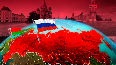Глобус с картой России и флагом России на фоне Кремля