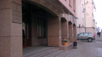 Вход в административное здание с колоннами