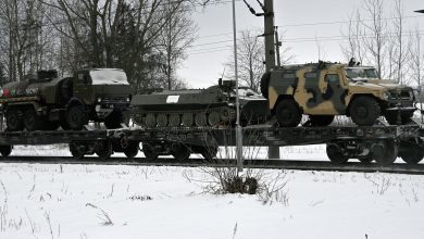 Военная техника на платформах воинского эшелона зимой