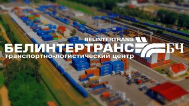 Вид сверху на контейнерный терминал, логотип «Белинтертранс — транспортно-логистический центр»
