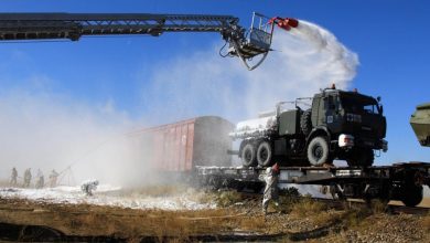 Учения: пожарная машина и спецтехника обрабатывают вагоны пеной