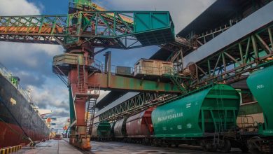 Вагоны-хопперы у портового погрузочного комплекса