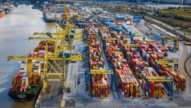 Вид сверху на контейнерный терминал морского порта