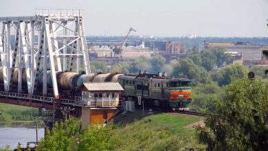 Тепловоз с цистернами на железнодорожном мосту