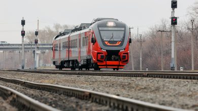 Электропоезд в красно-серой окраске на станционных путях