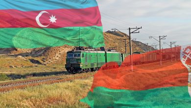 Электровоз с грузовым составом в степи, флаги Азербайджана и Беларуси