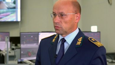 Мужчина в форме железнодорожника в диспетчерском зале