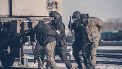 Бойцы спецподразделения с оружием у грузового вагона