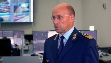 Мужчина в форме железнодорожника в диспетчерском зале