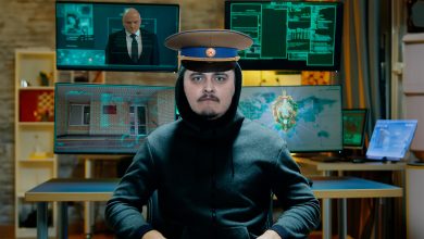 Человек в фуражке и капюшоне в комнате с мониторами