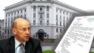 Мужчина в костюме на фоне здания Управления БЖД и лист документа
