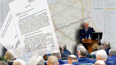 Коллаж: листы документа, карта железных дорог и выступающий за трибуной перед залом