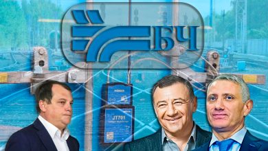 Трое мужчин в костюмах на фоне логотипа БЧ и навигационной пломбы на вагоне