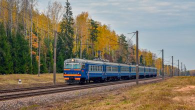 Электропоезд ЭР9 на перегоне осенью