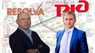 Двое мужчин в костюмах на фоне схемы Белорусской железной дороги, логотипы Resolva и РЖД