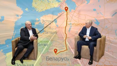 Двое мужчин в креслах на фоне карты Беларуси, стран Балтии и России с маршрутом