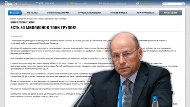 Мужчина в костюме на фоне страницы сайта БЖД со статьёй «Есть 50 миллионов тонн грузов!»