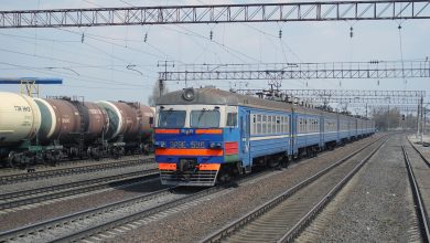 Электропоезд ЭР9 и цистерны на станционных путях