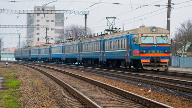 Электропоезд ЭР9 на станционных путях