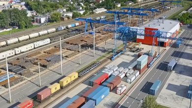 Вид сверху на контейнерный терминал с козловыми кранами