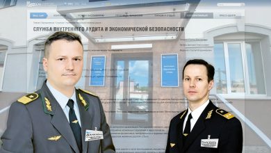 Двое мужчин в форме железнодорожников на фоне страницы «Служба внутреннего аудита и экономической безопасности»