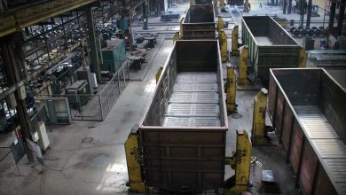 Корпуса полувагонов в цехе вагоностроительного завода