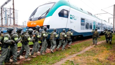 Отряд спецназа бежит вдоль электропоезда Stadler
