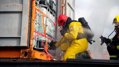 Спасатели в защитных костюмах у повреждённого контейнера