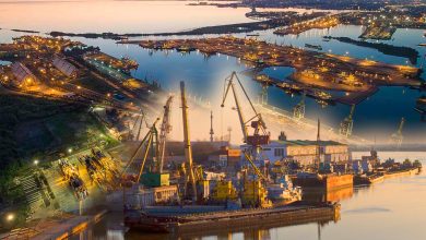 Вид сверху на морской порт с кранами и причалами