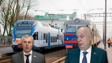 Коллаж: двое мужчин в костюмах на фоне электропоездов у платформы