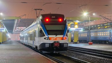 Электропоезд Stadler у платформы вокзала ночью