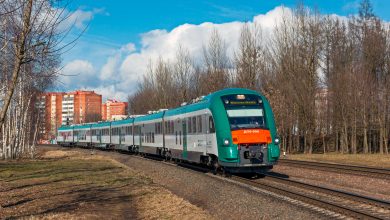 Дизель-поезд на перегоне у жилого квартала