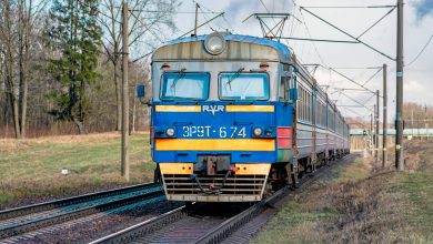Электропоезд ЭР9Т-674 на перегоне