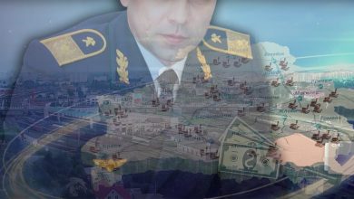Коллаж: мужчина в форме железнодорожника, денежные купюры и схема станции