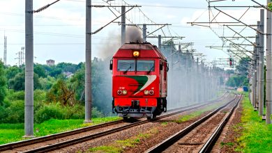 Тепловоз ТЭП70БС в красной окраске на перегоне