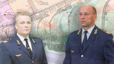 Двое мужчин в форме железнодорожников на фоне схемы железных дорог