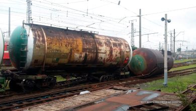 Ржавая цистерна на станционных путях