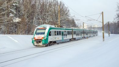 Дизель-поезд на заснеженном перегоне