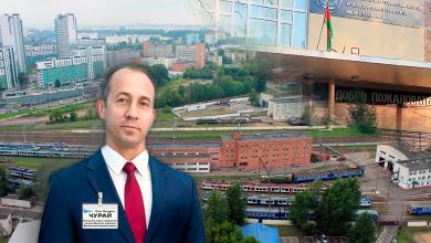 Мужчина в костюме с бейджем на фоне вида сверху на станцию и учебного здания
