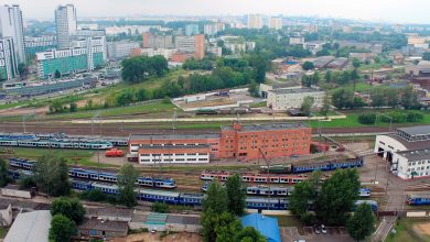 Вид сверху на станцию с электропоездами и городскую застройку