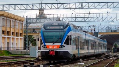 Электропоезд Stadler у вокзала под контактной сетью
