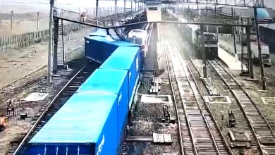 Сошедшие с рельсов вагоны-хопперы на станционных путях, вид сверху