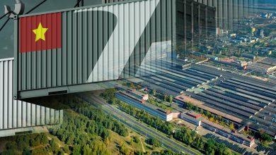 Коллаж: контейнер с флагом Вьетнама и вид сверху на промышленную площадку