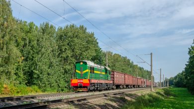 Маневровый тепловоз ЧМЭ3 с грузовым составом на перегоне
