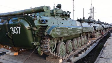 Боевые машины пехоты на платформах, на переднем плане машина с номером 307