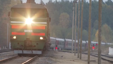 Воинский эшелон с тепловозом во главе на перегоне