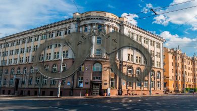 Здание Управления БЖД, на переднем плане наручники