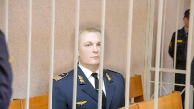 Мужчина в форме железнодорожника за решёткой в зале суда