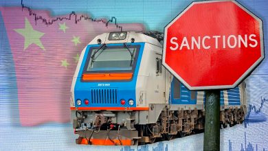 Электровоз китайского производства, знак Sanctions и флаг Китая
